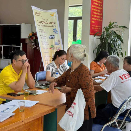 BHXH Cơ sở Tiên Yên đẩy mạnh tuyên truyền chi trả lương hưu, trợ cấp bảo hiểm xã hội không dùng tiền mặt qua tài khoản ATM.